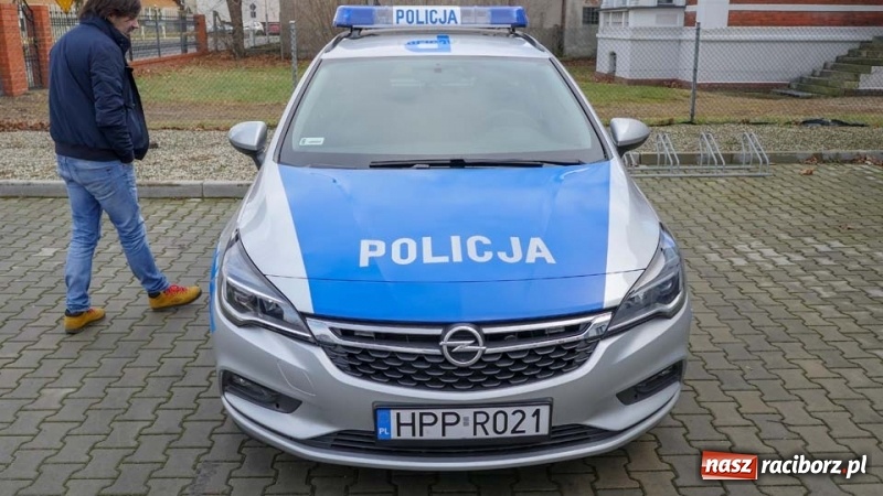 Zdjęcie w galerii na portalu naszraciborz.pl: Policjanci z Kuźni Raciborskiej otrzymali nowy radiowóz wiadomości z regionu