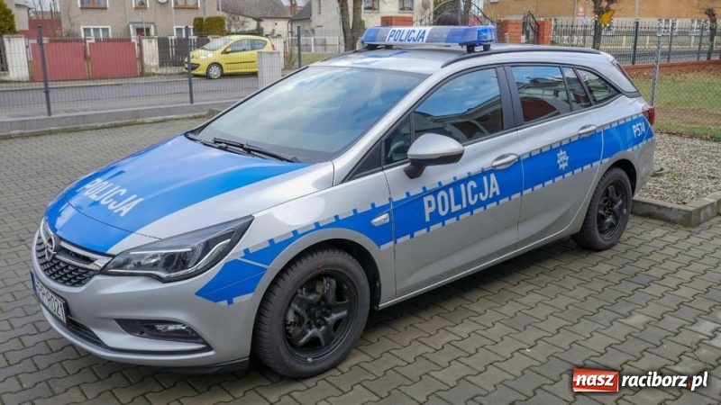 Zdjęcie w galerii na portalu naszraciborz.pl: Policjanci z Kuźni Raciborskiej otrzymali nowy radiowóz wiadomości z regionu