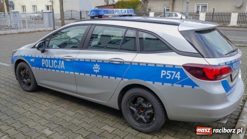 Zdjęcie w galerii na portalu naszraciborz.pl: Policjanci z Kuźni Raciborskiej otrzymali nowy radiowóz wiadomości z regionu