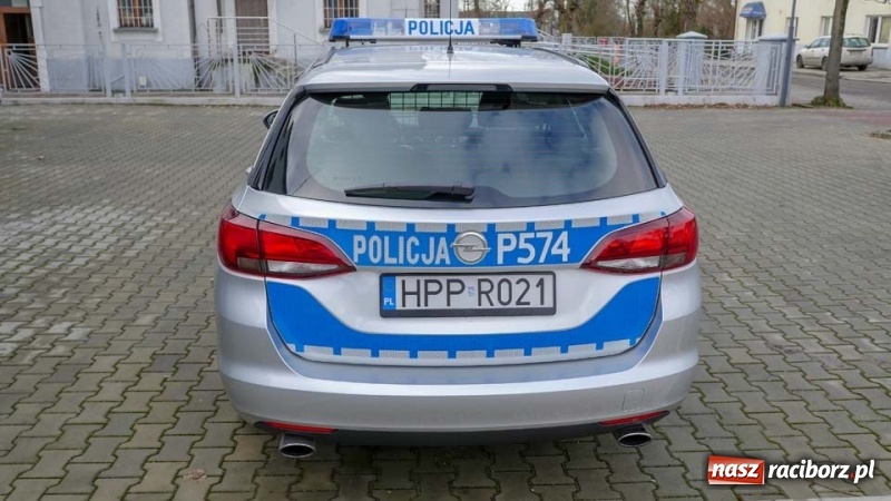 Zdjęcie w galerii na portalu naszraciborz.pl: Policjanci z Kuźni Raciborskiej otrzymali nowy radiowóz wiadomości z regionu