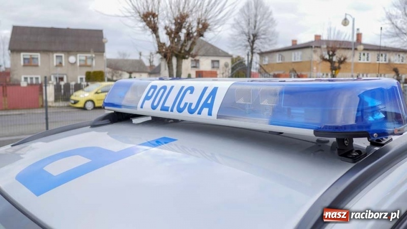 Zdjęcie w galerii na portalu naszraciborz.pl: Policjanci z Kuźni Raciborskiej otrzymali nowy radiowóz wiadomości z regionu