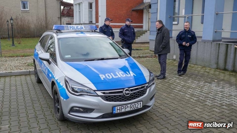 Zdjęcie w galerii na portalu naszraciborz.pl: Policjanci z Kuźni Raciborskiej otrzymali nowy radiowóz wiadomości z regionu