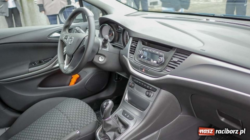 Zdjęcie w galerii na portalu naszraciborz.pl: Policjanci z Kuźni Raciborskiej otrzymali nowy radiowóz wiadomości z regionu