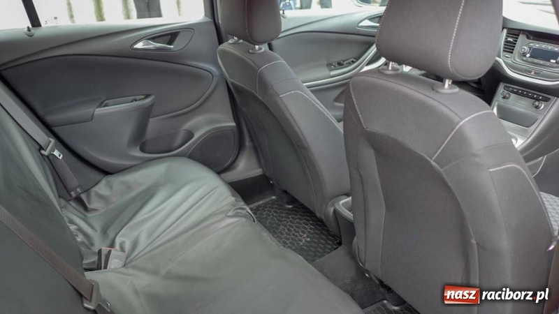 Zdjęcie w galerii na portalu naszraciborz.pl: Policjanci z Kuźni Raciborskiej otrzymali nowy radiowóz wiadomości z regionu