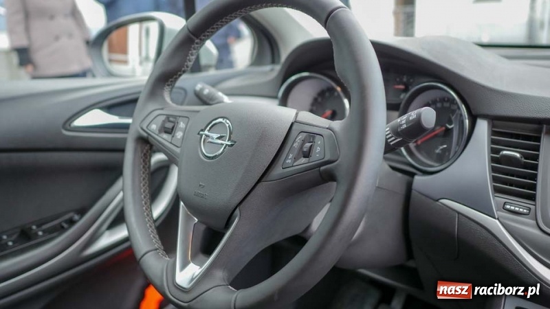 Zdjęcie w galerii na portalu naszraciborz.pl: Policjanci z Kuźni Raciborskiej otrzymali nowy radiowóz wiadomości z regionu