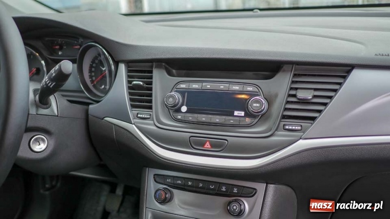 Zdjęcie w galerii na portalu naszraciborz.pl: Policjanci z Kuźni Raciborskiej otrzymali nowy radiowóz wiadomości z regionu