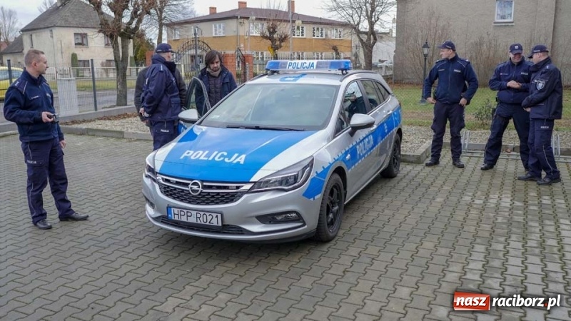 Zdjęcie w galerii na portalu naszraciborz.pl: Policjanci z Kuźni Raciborskiej otrzymali nowy radiowóz wiadomości z regionu