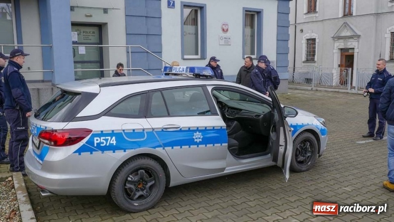 Zdjęcie w galerii na portalu naszraciborz.pl: Policjanci z Kuźni Raciborskiej otrzymali nowy radiowóz wiadomości z regionu