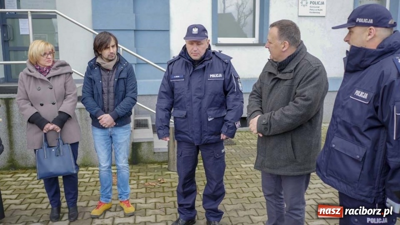 Zdjęcie w galerii na portalu naszraciborz.pl: Policjanci z Kuźni Raciborskiej otrzymali nowy radiowóz wiadomości z regionu