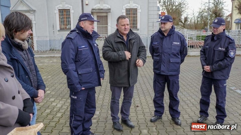 Zdjęcie w galerii na portalu naszraciborz.pl: Policjanci z Kuźni Raciborskiej otrzymali nowy radiowóz wiadomości z regionu