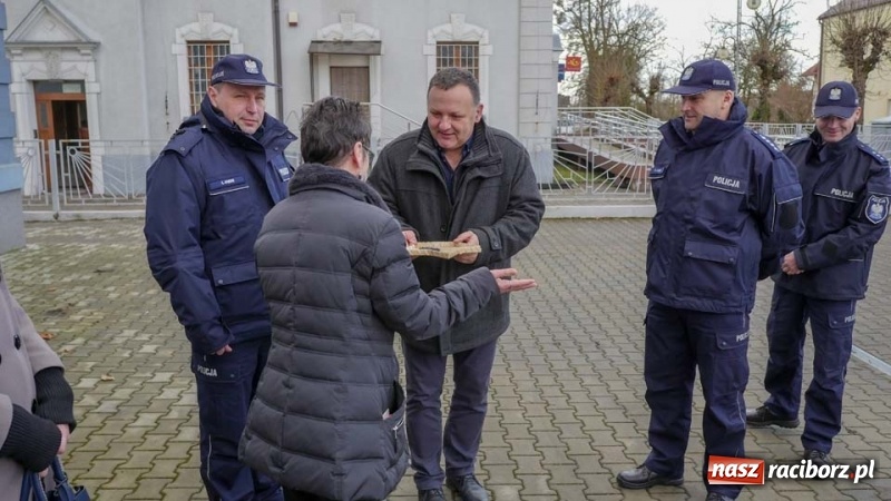 Zdjęcie w galerii na portalu naszraciborz.pl: Policjanci z Kuźni Raciborskiej otrzymali nowy radiowóz wiadomości z regionu
