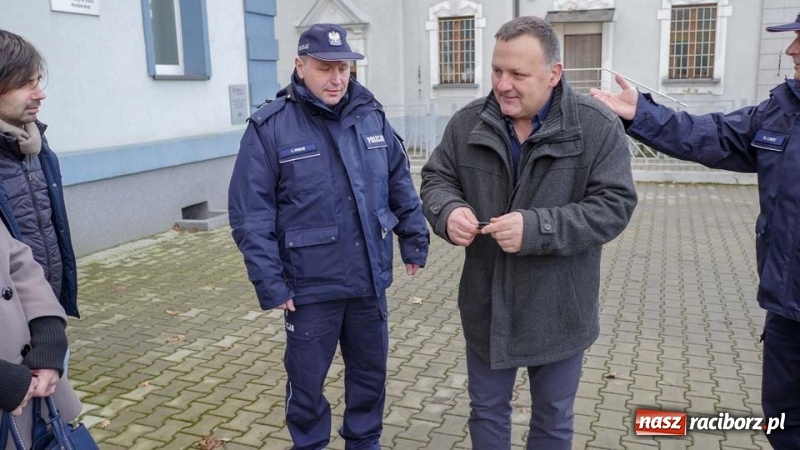 Zdjęcie w galerii na portalu naszraciborz.pl: Policjanci z Kuźni Raciborskiej otrzymali nowy radiowóz wiadomości z regionu