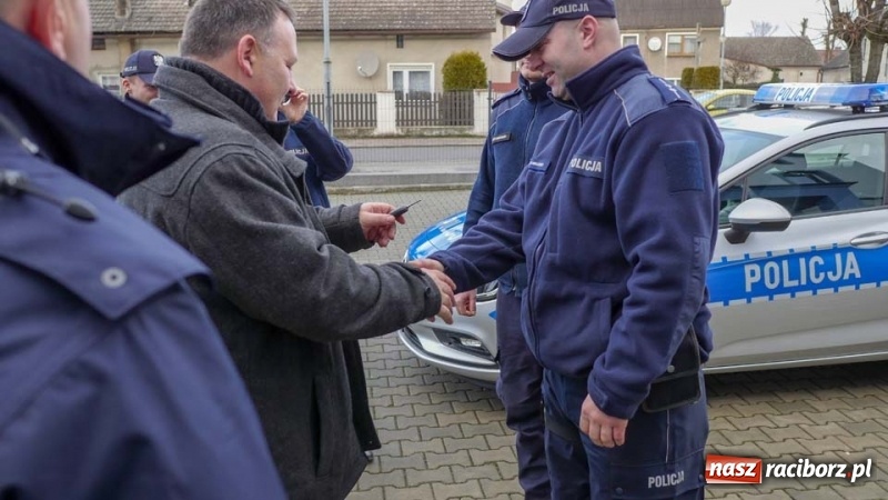 Zdjęcie w galerii na portalu naszraciborz.pl: Policjanci z Kuźni Raciborskiej otrzymali nowy radiowóz wiadomości z regionu