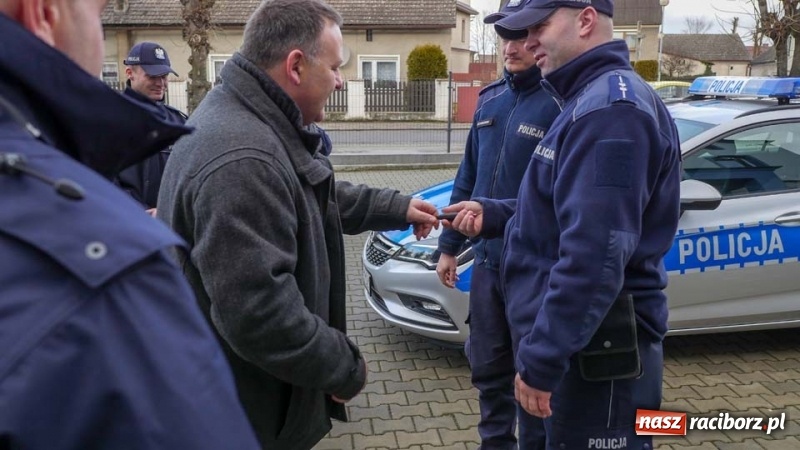 Zdjęcie w galerii na portalu naszraciborz.pl: Policjanci z Kuźni Raciborskiej otrzymali nowy radiowóz wiadomości z regionu