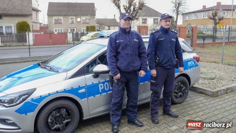 Zdjęcie w galerii na portalu naszraciborz.pl: Policjanci z Kuźni Raciborskiej otrzymali nowy radiowóz wiadomości z regionu