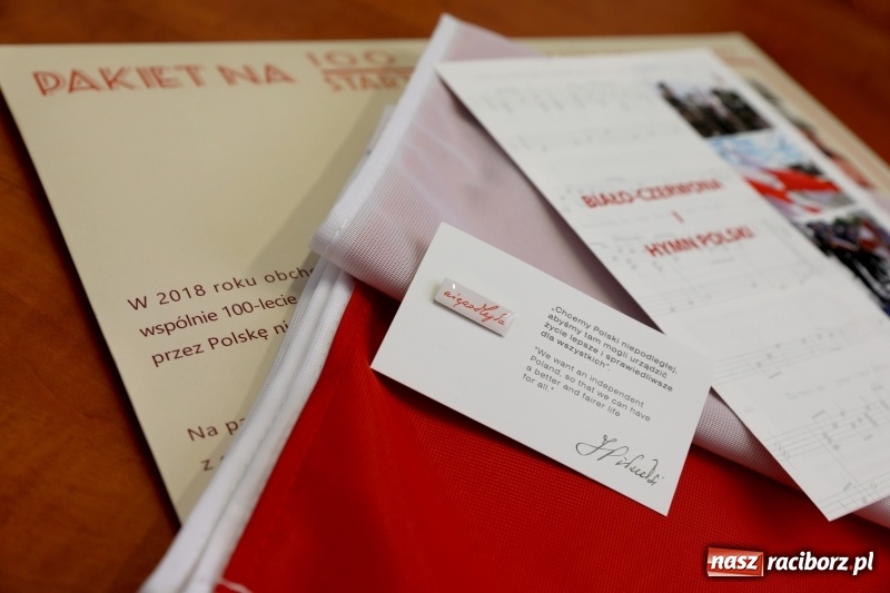 Zdjęcie w galerii na portalu naszraciborz.pl: Pakiet na 100-lecie odzyskania niepodległości dla 18-latków, którzy pierwszy raz otrzymają paszport wiadomości z regionu
