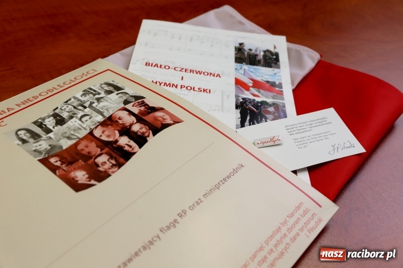 Zdjęcie w galerii na portalu naszraciborz.pl: Pakiet na 100-lecie odzyskania niepodległości dla 18-latków, którzy pierwszy raz otrzymają paszport wiadomości z regionu