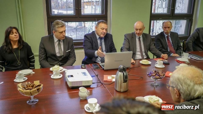 Zdjęcie w galerii na portalu naszraciborz.pl: Wojewoda Opolski z wizytą w Kuźni Rac. wiadomości z regionu