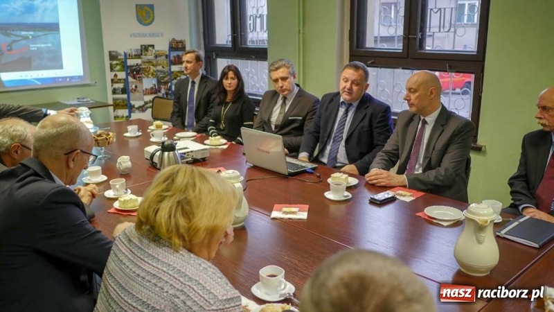 Zdjęcie w galerii na portalu naszraciborz.pl: Wojewoda Opolski z wizytą w Kuźni Rac. wiadomości z regionu