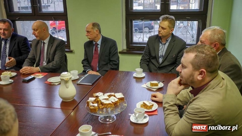 Zdjęcie w galerii na portalu naszraciborz.pl: Wojewoda Opolski z wizytą w Kuźni Rac. wiadomości z regionu