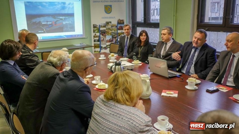 Zdjęcie w galerii na portalu naszraciborz.pl: Wojewoda Opolski z wizytą w Kuźni Rac. wiadomości z regionu