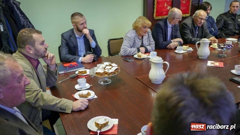 Zdjęcie w galerii na portalu naszraciborz.pl: Wojewoda Opolski z wizytą w Kuźni Rac. wiadomości z regionu