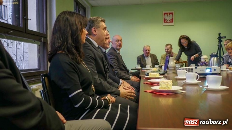 Zdjęcie w galerii na portalu naszraciborz.pl: Wojewoda Opolski z wizytą w Kuźni Rac. wiadomości z regionu