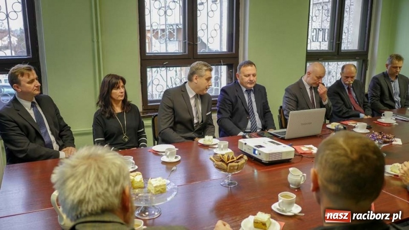 Zdjęcie w galerii na portalu naszraciborz.pl: Wojewoda Opolski z wizytą w Kuźni Rac. wiadomości z regionu