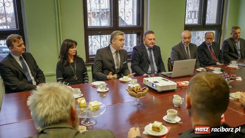 Zdjęcie w galerii na portalu naszraciborz.pl: Wojewoda Opolski z wizytą w Kuźni Rac. wiadomości z regionu