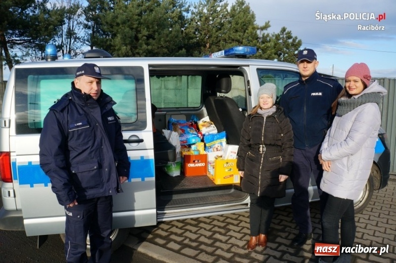 Zdjęcie w galerii na portalu naszraciborz.pl: Raciborscy policjanci i pracownicy komendy zaangażowali się w zbiórkę dla schroniska wiadomości z regionu