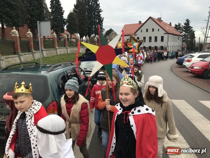 Zdjęcie w galerii na portalu naszraciborz.pl: Orszak Trzech Króli w Raciborzu Brzeziu FOTO i WIDEO wiadomości z regionu