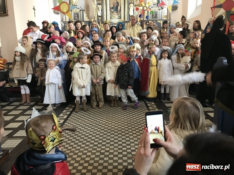 Zdjęcie w galerii na portalu naszraciborz.pl: Orszak Trzech Króli w Raciborzu Brzeziu FOTO i WIDEO wiadomości z regionu