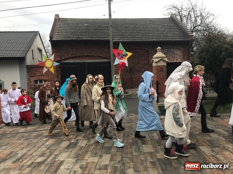 Zdjęcie w galerii na portalu naszraciborz.pl: Orszak Trzech Króli w Raciborzu Brzeziu FOTO i WIDEO wiadomości z regionu