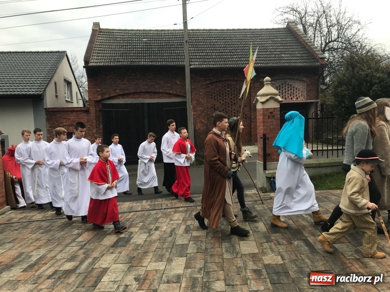 Zdjęcie w galerii na portalu naszraciborz.pl: Orszak Trzech Króli w Raciborzu Brzeziu FOTO i WIDEO wiadomości z regionu
