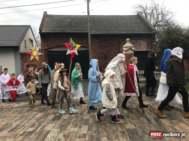Zdjęcie w galerii na portalu naszraciborz.pl: Orszak Trzech Króli w Raciborzu Brzeziu FOTO i WIDEO wiadomości z regionu