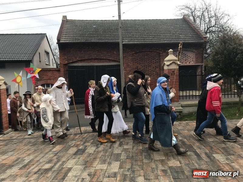 Zdjęcie w galerii na portalu naszraciborz.pl: Orszak Trzech Króli w Raciborzu Brzeziu FOTO i WIDEO wiadomości z regionu