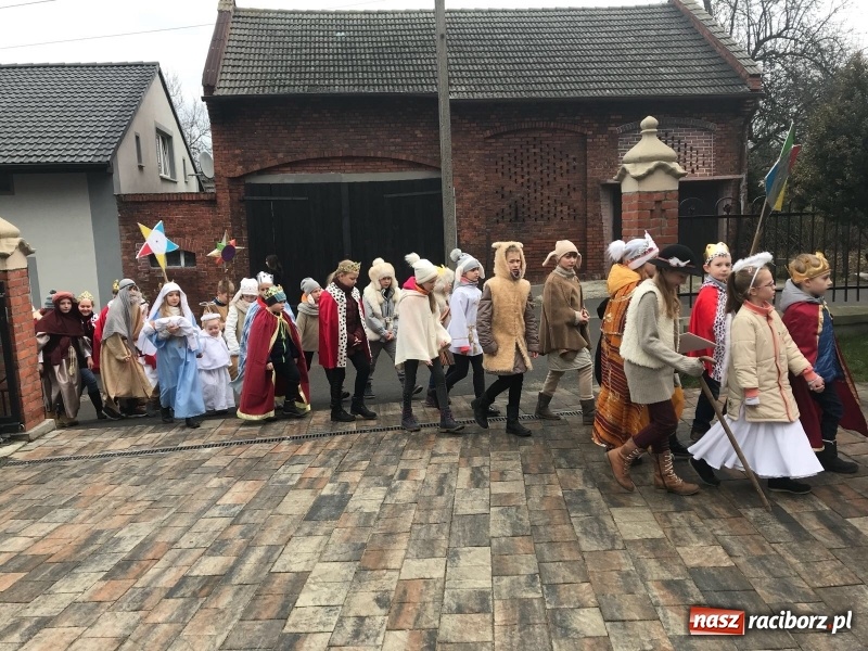 Zdjęcie w galerii na portalu naszraciborz.pl: Orszak Trzech Króli w Raciborzu Brzeziu FOTO i WIDEO wiadomości z regionu