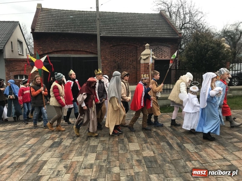 Zdjęcie w galerii na portalu naszraciborz.pl: Orszak Trzech Króli w Raciborzu Brzeziu FOTO i WIDEO wiadomości z regionu