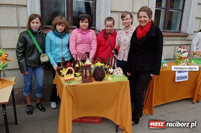 Zdjęcie w galerii na portalu naszraciborz.pl: Pyszne wypieki i kroszonki na jarmarku wiadomości z regionu