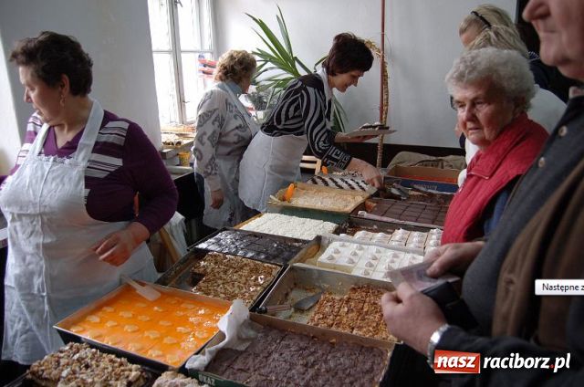 Zdjęcie w galerii na portalu naszraciborz.pl: Pyszne wypieki i kroszonki na jarmarku wiadomości z regionu