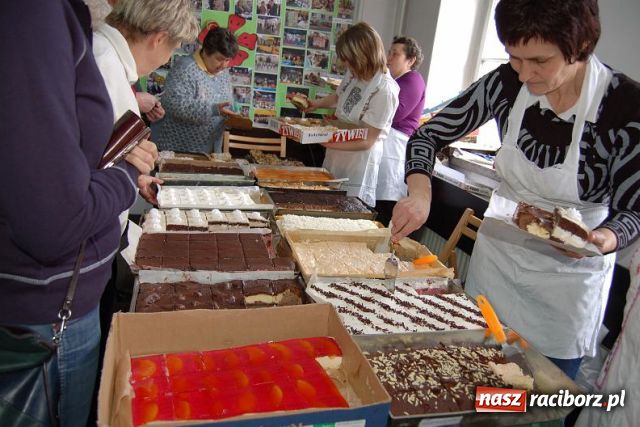 Zdjęcie w galerii na portalu naszraciborz.pl: Pyszne wypieki i kroszonki na jarmarku wiadomości z regionu