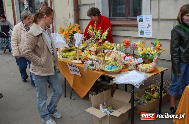 Zdjęcie w galerii na portalu naszraciborz.pl: Pyszne wypieki i kroszonki na jarmarku wiadomości z regionu