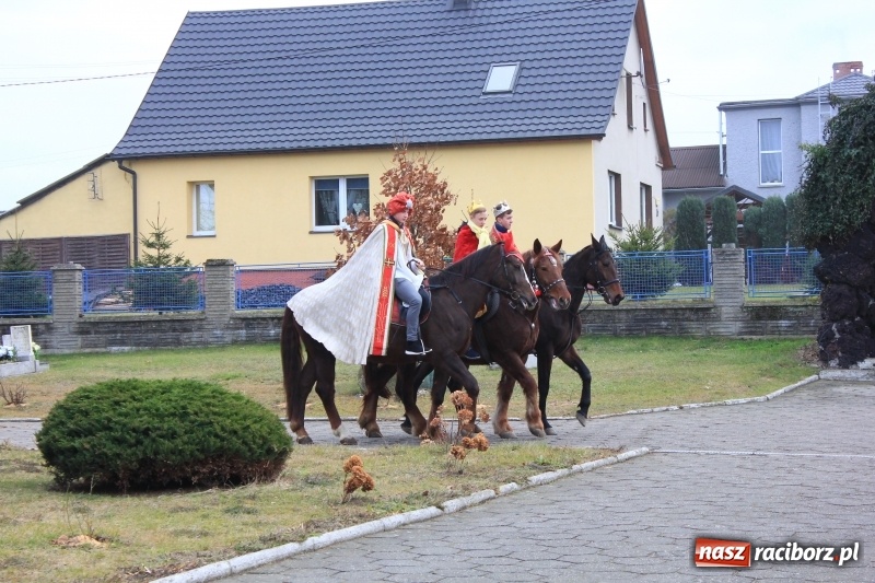 Zdjęcie w galerii na portalu naszraciborz.pl: W Kobyli powitano poczet Trzech Króli wiadomości z regionu