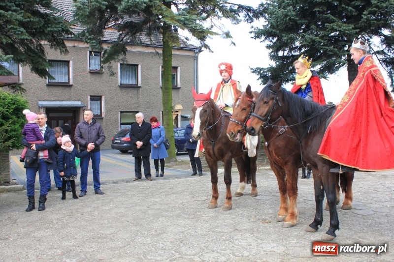 Zdjęcie w galerii na portalu naszraciborz.pl: W Kobyli powitano poczet Trzech Króli wiadomości z regionu