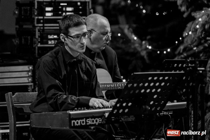 Zdjęcie w galerii na portalu naszraciborz.pl: Koncert kolęd i pieśni bożonarodzeniowych w kościele św. Mikołaja wiadomości z regionu