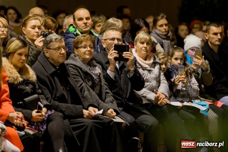 Zdjęcie w galerii na portalu naszraciborz.pl: Koncert kolęd i pieśni bożonarodzeniowych w kościele św. Mikołaja wiadomości z regionu