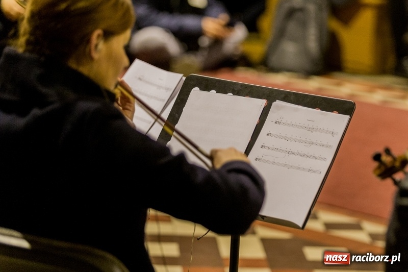 Zdjęcie w galerii na portalu naszraciborz.pl: Koncert kolęd i pieśni bożonarodzeniowych w kościele św. Mikołaja wiadomości z regionu