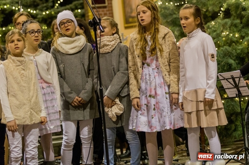Zdjęcie w galerii na portalu naszraciborz.pl: Koncert kolęd i pieśni bożonarodzeniowych w kościele św. Mikołaja wiadomości z regionu