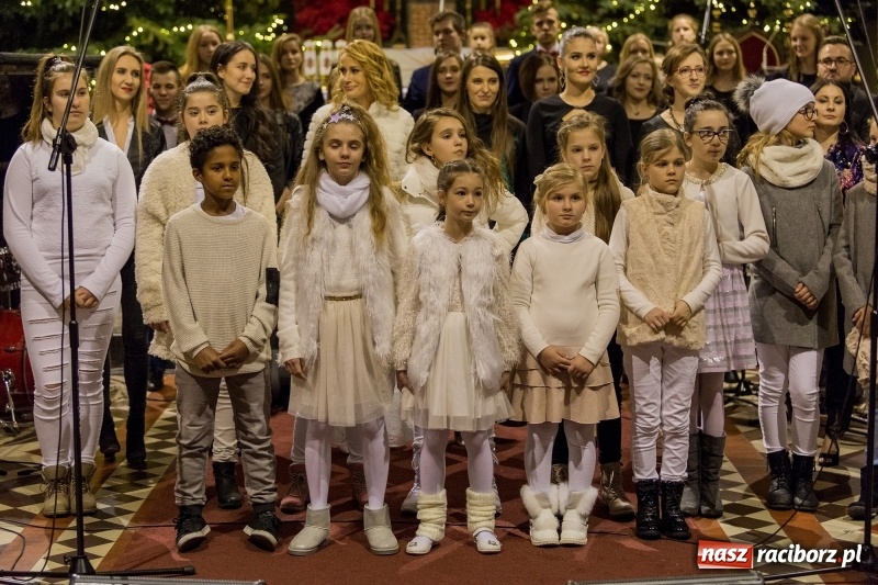 Zdjęcie w galerii na portalu naszraciborz.pl: Koncert kolęd i pieśni bożonarodzeniowych w kościele św. Mikołaja wiadomości z regionu