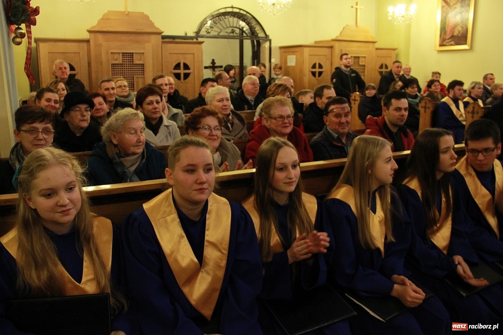 Zdjęcie w galerii na portalu naszraciborz.pl: Młodzieżowy Chór Bel Canto z Raciborza kolędował w Zebrzydowicach wiadomości z regionu